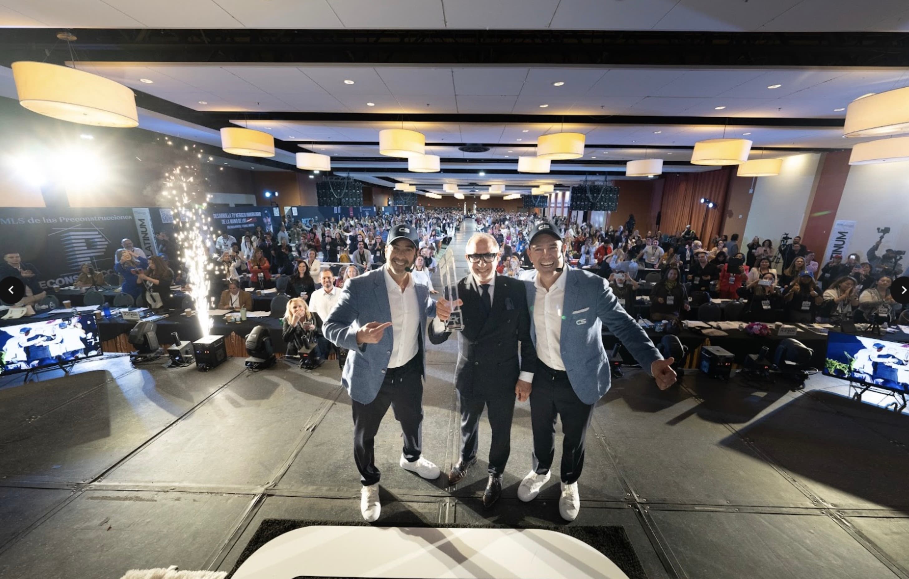 Emilio Estefan con Orlando y Daniel Montiel